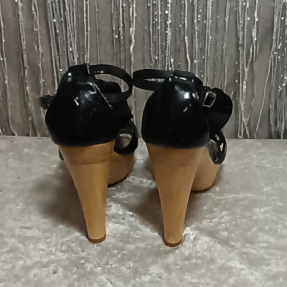FERGIE HENNY BLACK RUFFLED T STRAP WOOD PLATFORM HEELS - Picture 4 of 6